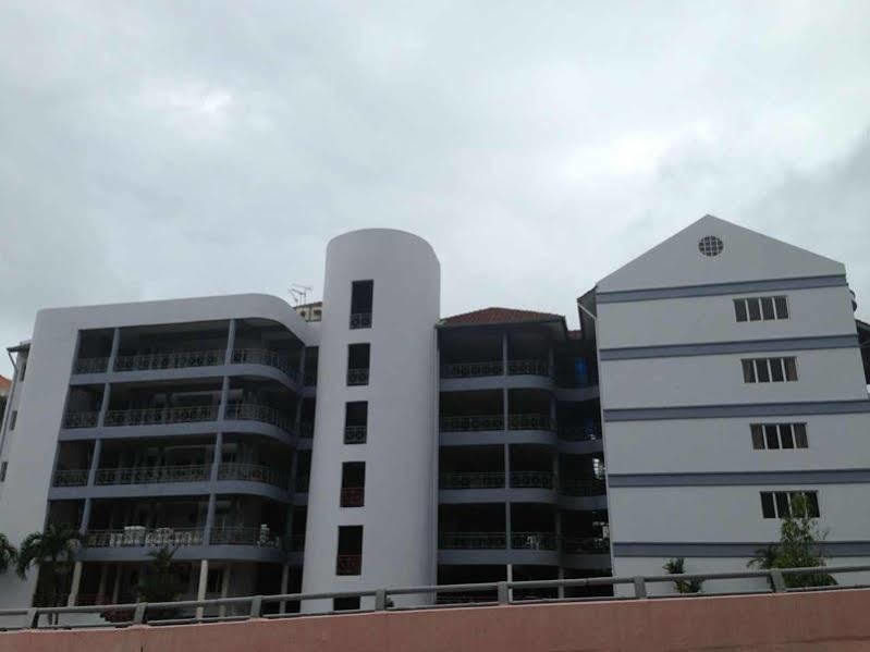 Perdana Serviced Apartment & Resorts Padang Mat Sirat Екстер'єр фото